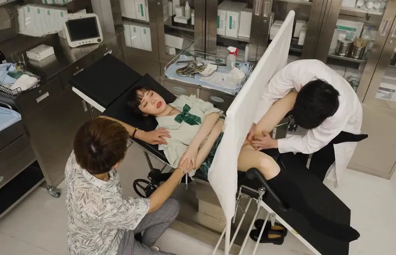 ông chồng dẫn vợ đi khám phụ khoa gặp phải bác sĩ nam biến thái